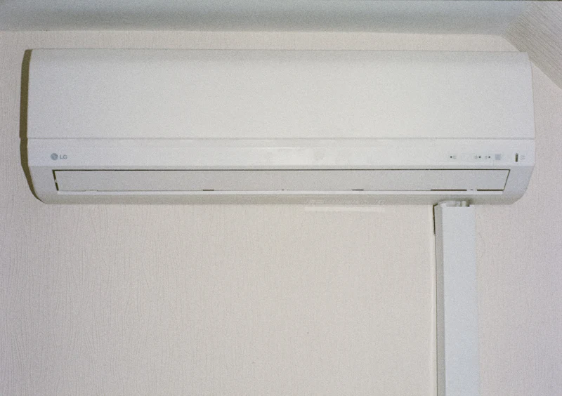 Witte airco-binnenunit aan de muur