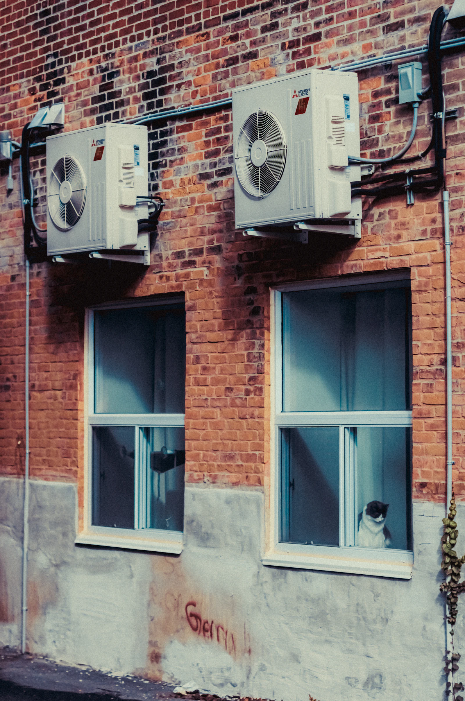 Buitenunits van split airco's tegen een bakstenen gevel