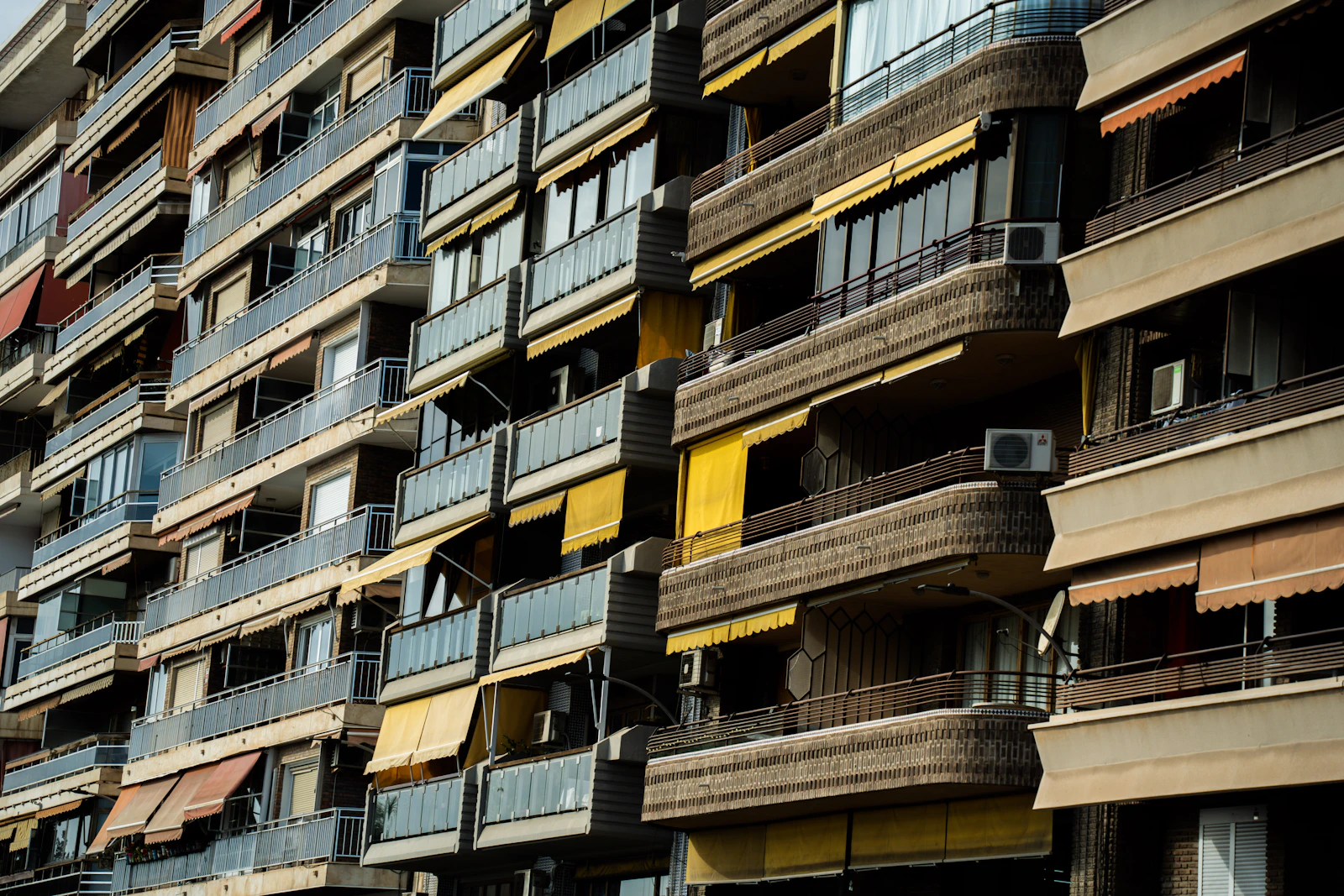 Appartementengebouw met balkons waar geen buitenunit van een airco aan de gevel mag