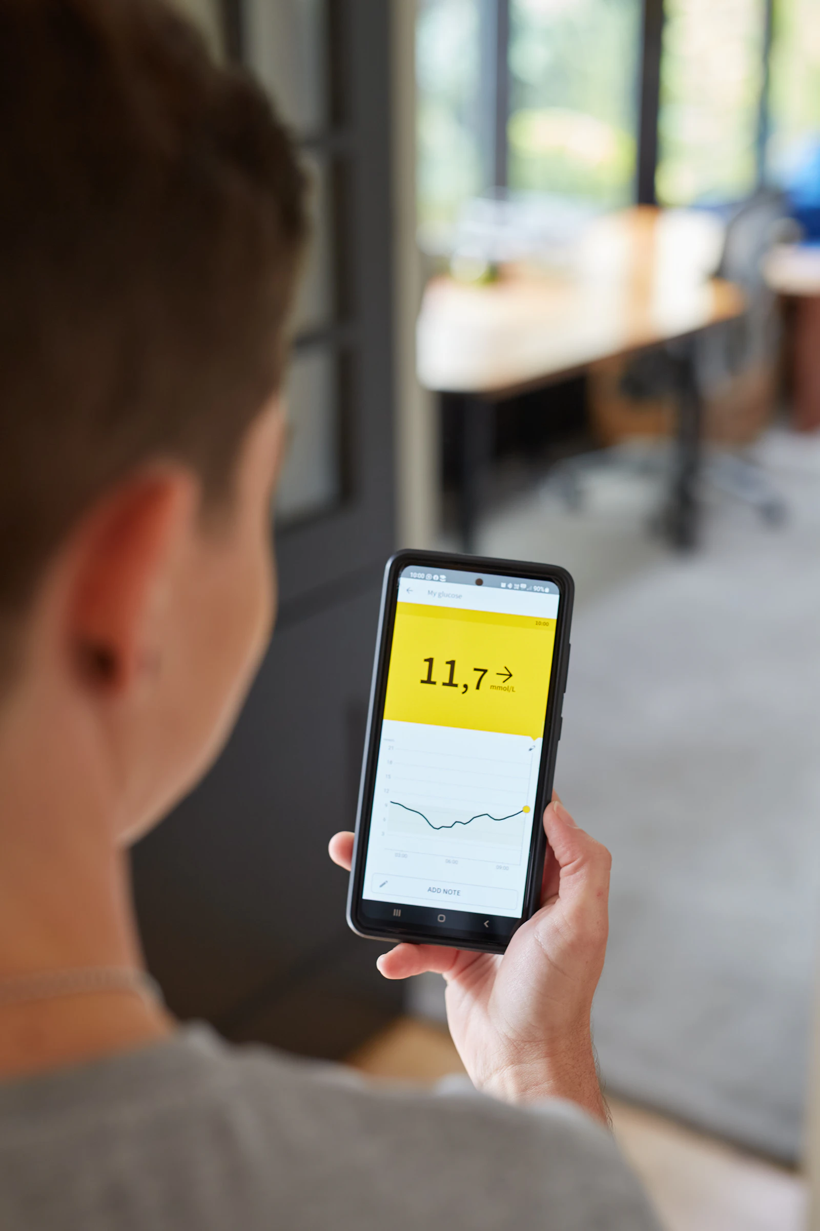 Bewoner bekijkt zijn stroomverbruik en teruglevering in een app