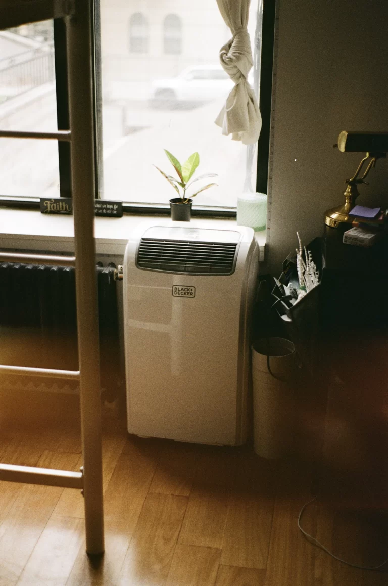 Mobiele airco zonder buitenunit op een houten vloer