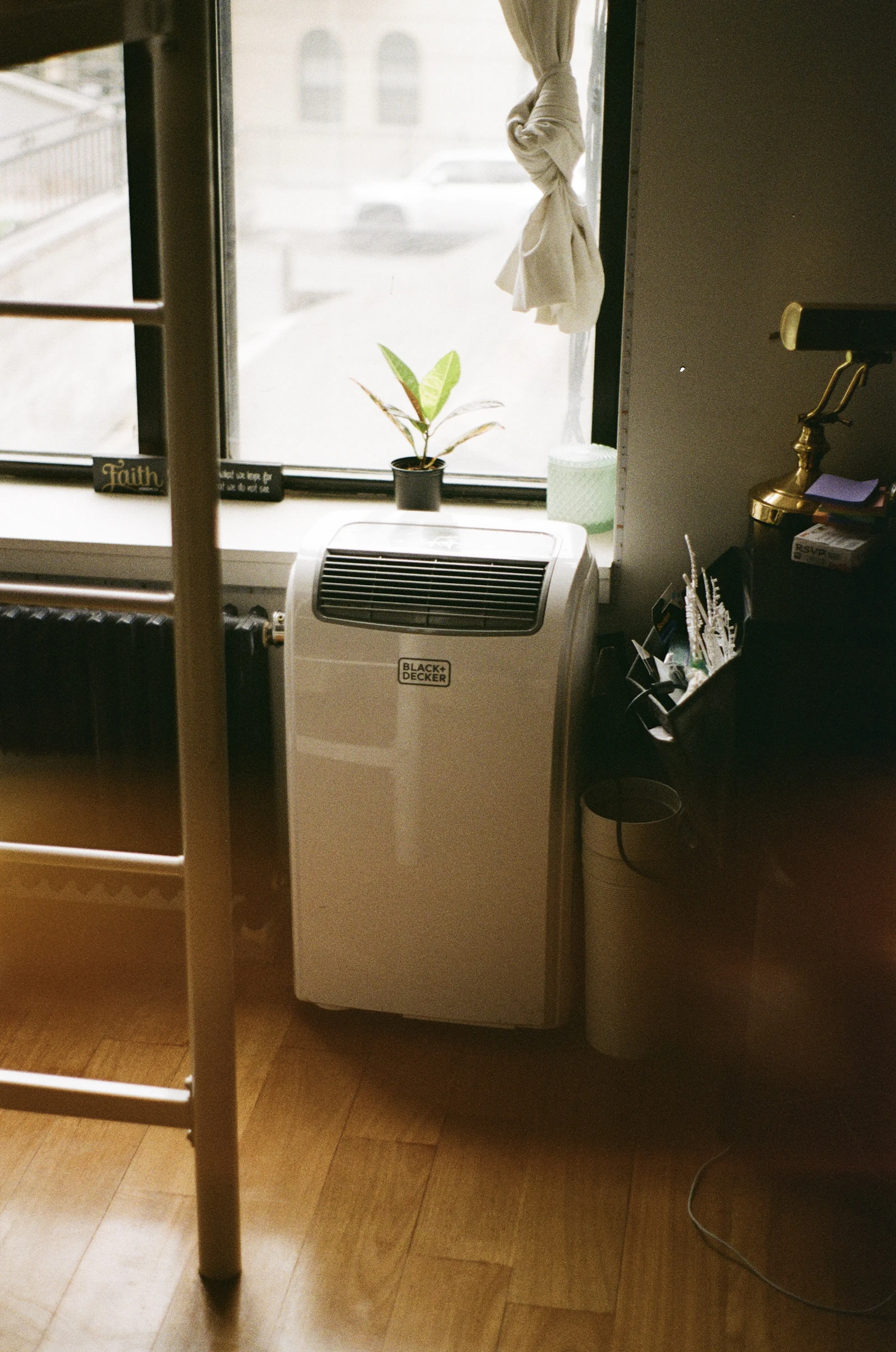 Mobiele airco zonder buitenunit op een houten vloer