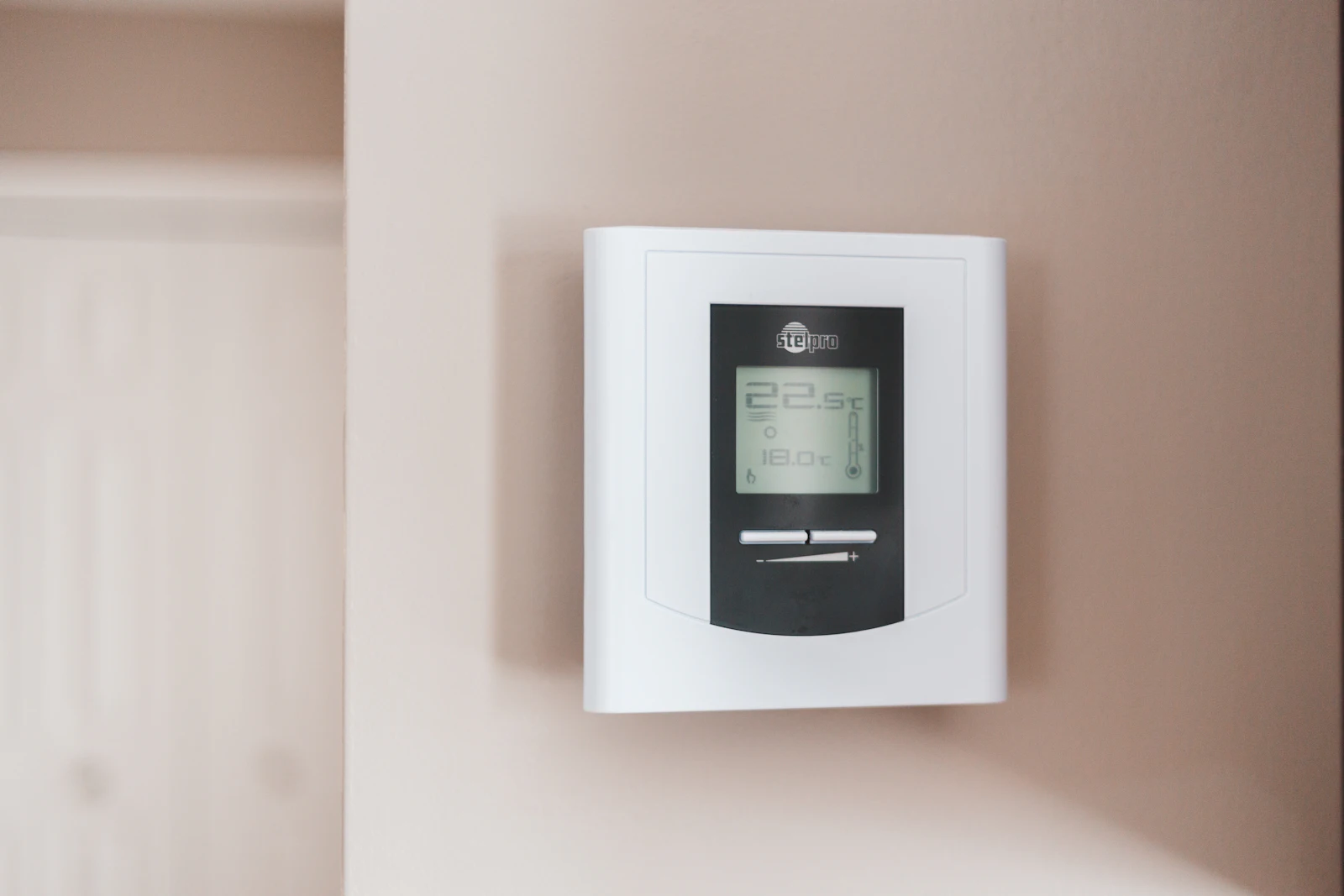 Slimme thermostaat die de hybride warmtepomp en cv-ketel aanstuurt