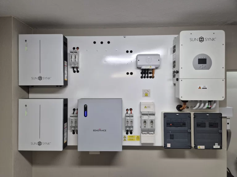 Thuisbatterij en omvormer aan de wand