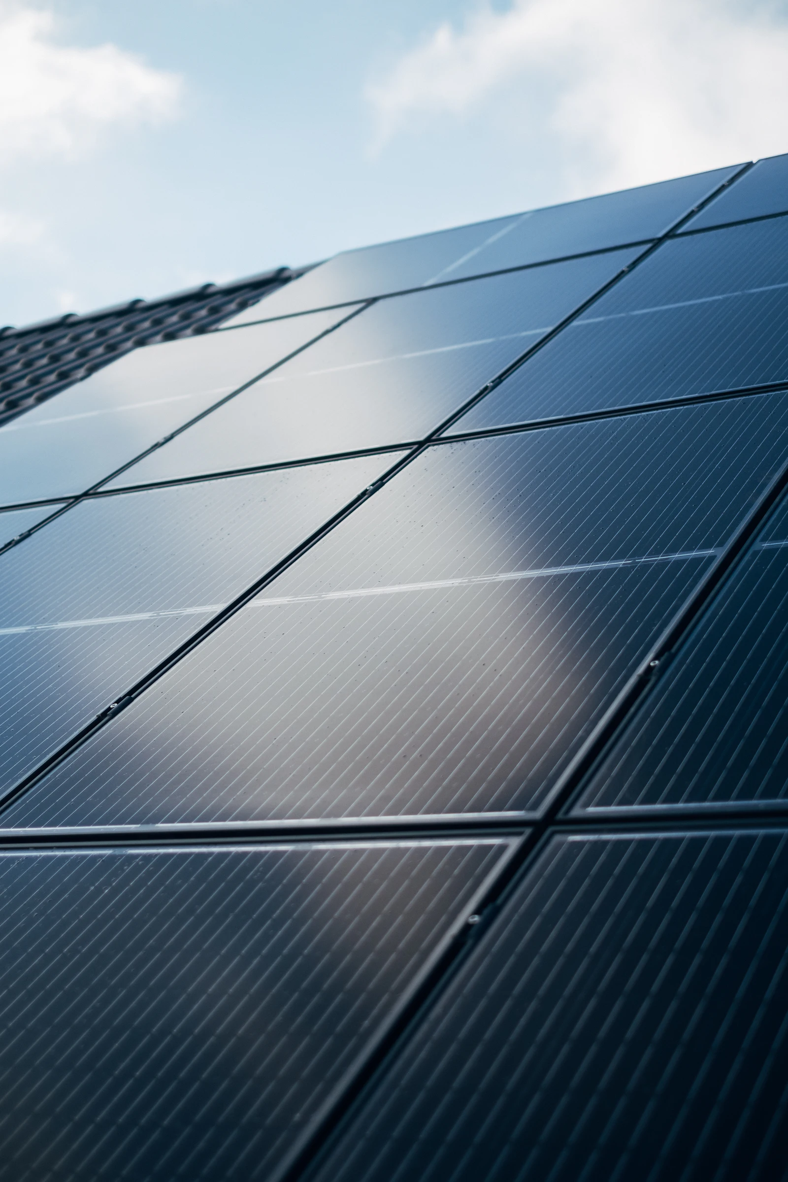 Close-up van een zonnepaneel dat stroom opwekt voor de warmtepomp
