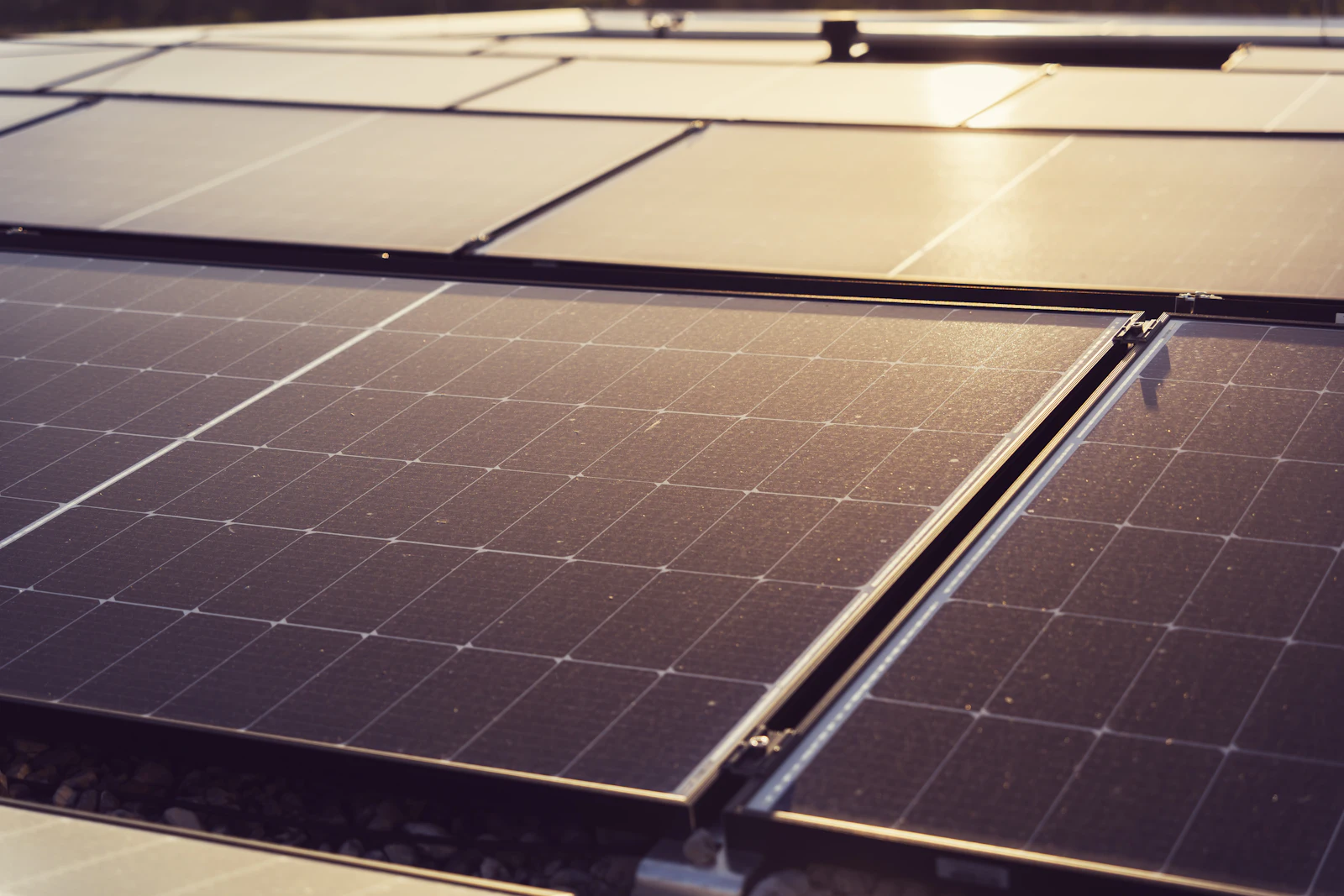Zonnepanelen op een dak die stroom opwekken voor de thuisbatterij